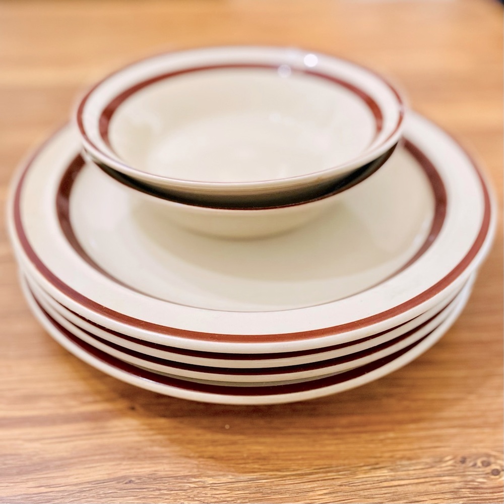 Red & Cream Plate Set